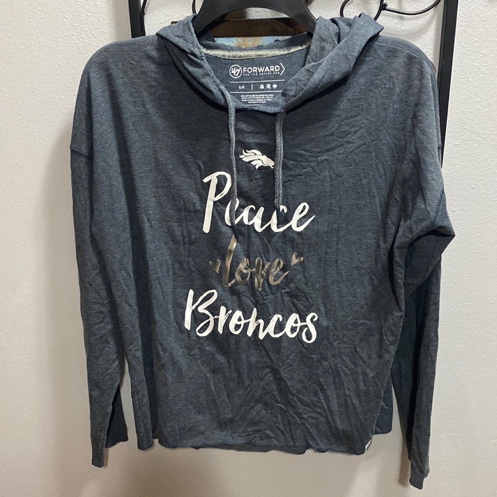 Lightweight hooded Broncos pullover